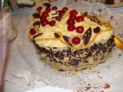 Tort czekoladowy z wiśniami i brzoskwiniami