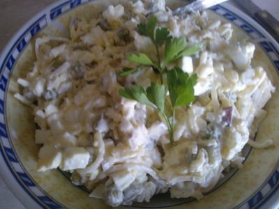 Sałatka moni z jajkami i selerem konserwowym