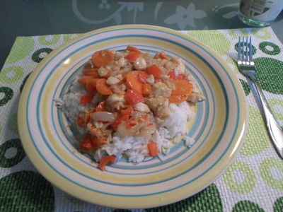 Pyszny ryż z warzywami i kurczakiem.