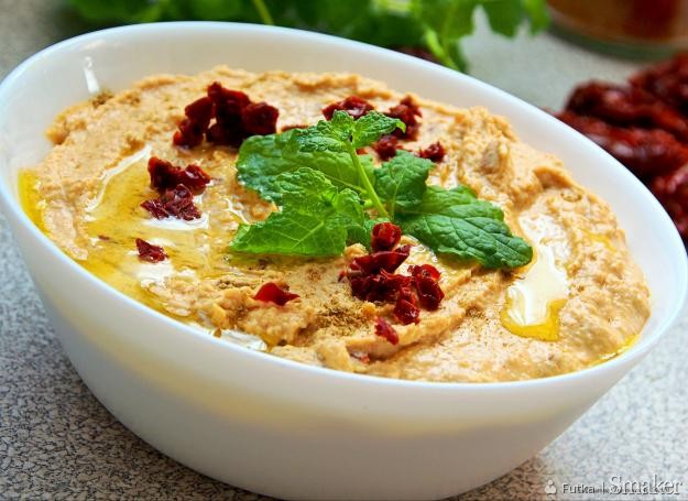 Hummus paprykowy z suszonymi pomidorami