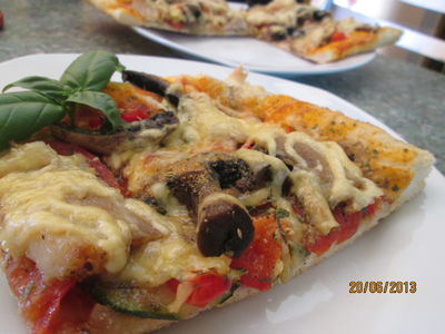 Pizza włoska z cukinią i boczkiem