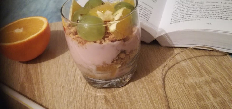 Musli z owocami i jogurtem (autor: ilonaes)