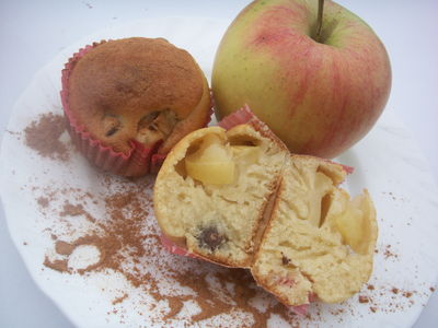 Muffinki z jabłkiem, orzechami i cynamonem