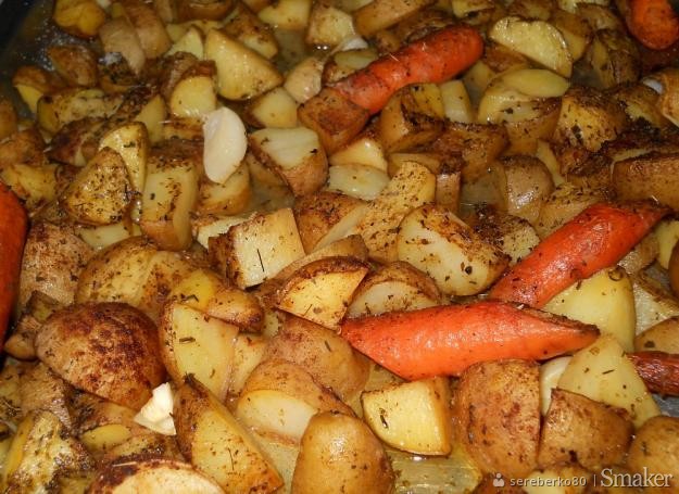 Pieczone ziemniaki w mundurkach z warzywami