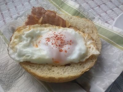 Jajko sadzone w chrupiącej bułeczce