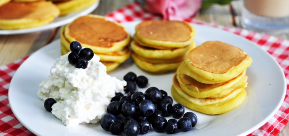 Mini pancakes jogurtowe z twarożkiem i jagodami (autor: mienta ...