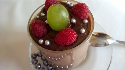 Deser czekoladowy puch z owocami