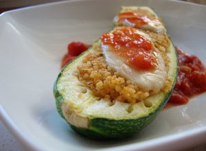 Cukiniowe łódeczki z kuskusem na pomidorach