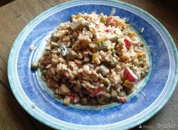 Sałatka z warzywami konserwowymi, ryżem i tuńczykiem