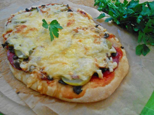 Przepis  pizza z salami, pieczarkami i ogórkiem przepis