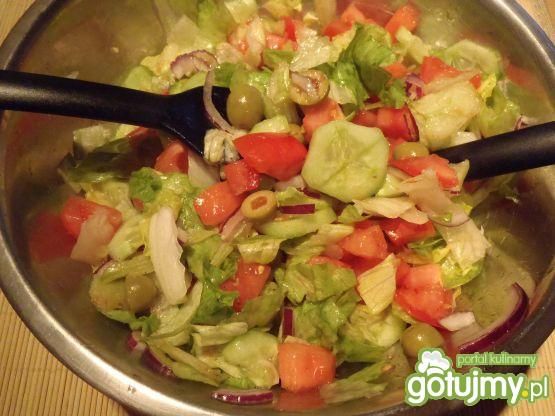 Przepis  surówka z sałatą, pomidorami i oliwkami przepis