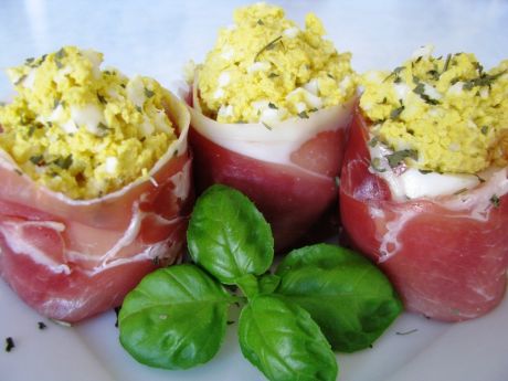 Przepis  jajka faszerowane w szynce włoskiej przepis
