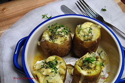 Młode ziemniaki faszerowane pleśniowym kozim serem ...
