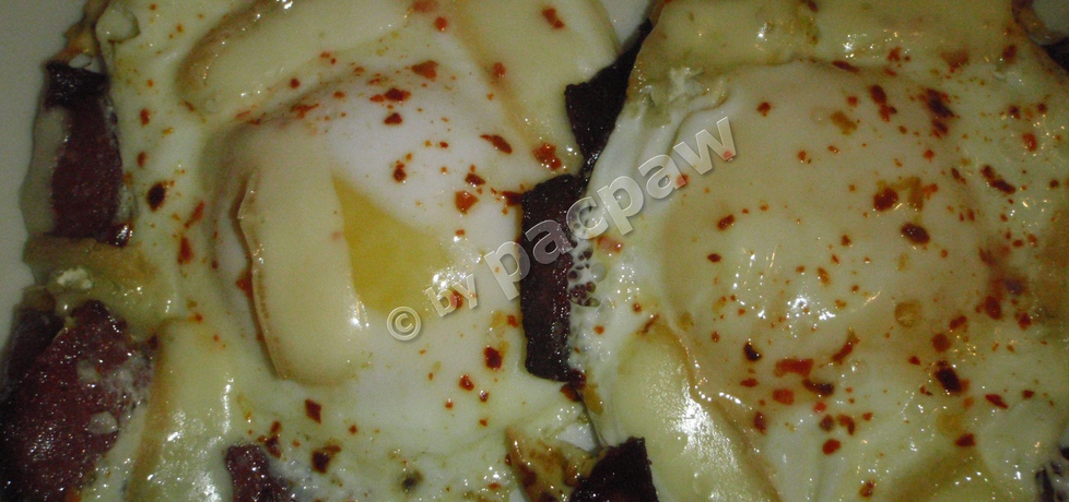 Jajka posadzone na salami z gorgonzolą (autor: pacpaw ...