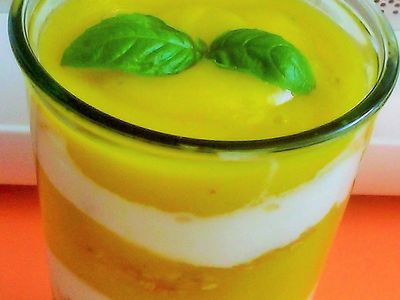 Deser jogurtowy z mango i bananem