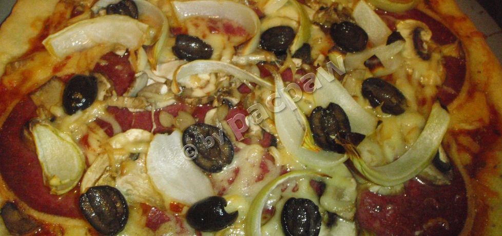 Chili pizza z cebulką, salami i oliwkami czarnymi (autor: pacpaw ...