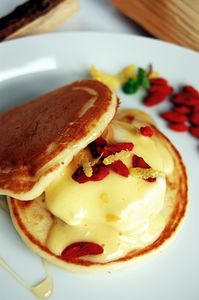 Pancakes z kremem cytrynowym i jagodami goji