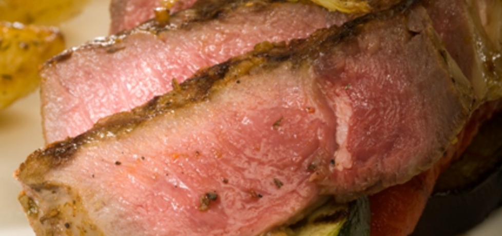 Grill: rostbef z wołowiny argentyńskiej z sosem pieprzowym podany ...