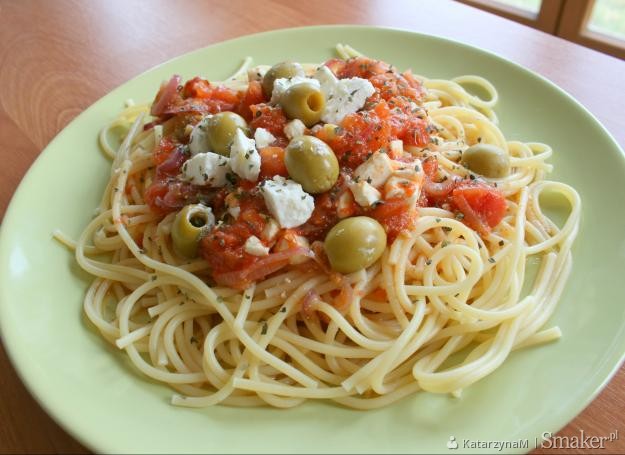 Spaghetti z pomidorami, oliwkami i serem feta