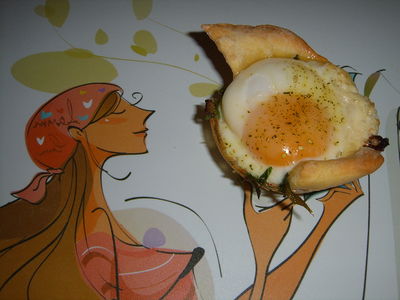 Jajka sadzone w makaronowych miseczkach