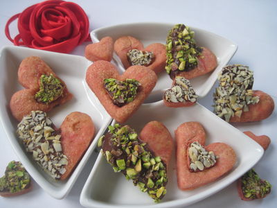 Walentynkowe ciastka serca z pistacjami, migdałami i czekoladą ...