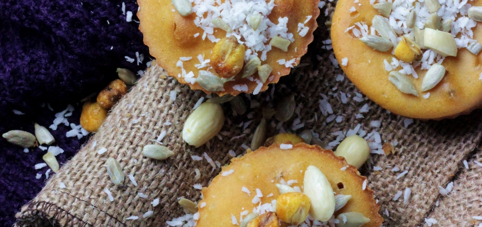 Babeczki drożdżowe – ponczowe z kokosem i orzechami