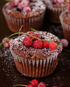 Muffiny brownie z czerwoną porzeczką