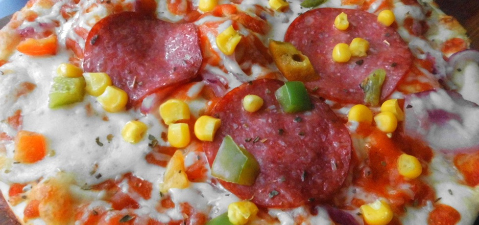 Pizza z salami . (autor: smacznab)