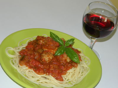 Spaghetti z sosem pomidorowym i pulecikami