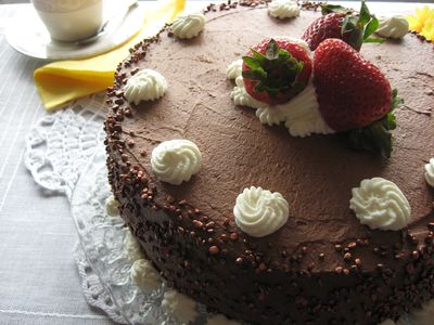 Tort czekoladowy z truskawkami