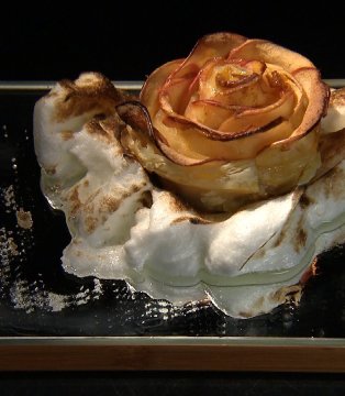 Róża na krysztale jarka kowalczyka (poznań)