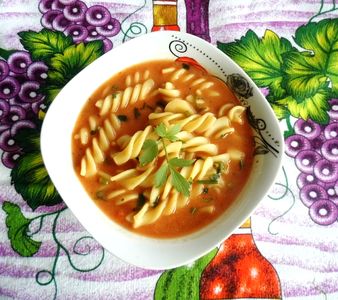 Zupa pomidorowa z lubczykiem i czerwonym winem