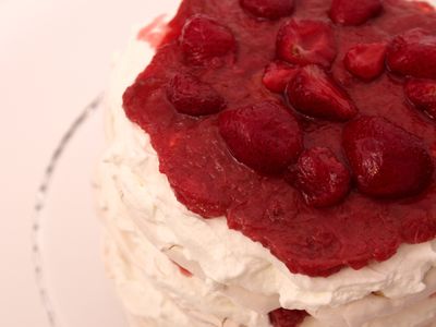 Tort bezowy z rabarbarem i truskawkami