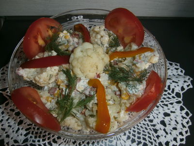 Kalafiorowa sałatka z salami i nutką imbiru