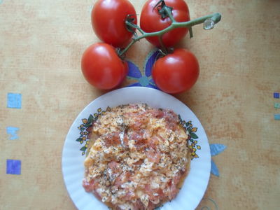 Jajecznica z pomidorami z bazylią