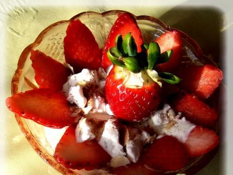 Przepis  deser z truskawkami i bezą w piance przepis