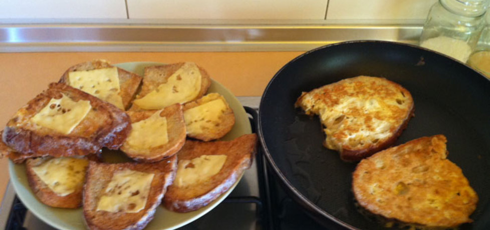 Smażony chleb z jajkiem i serem (autor: magdalena67 ...