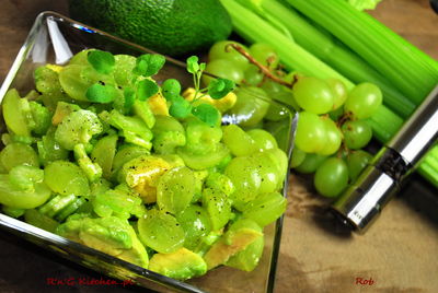 Sałatka – zielony miks z selerem i awokado