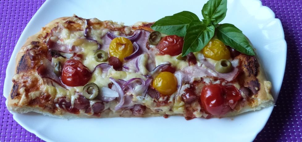 Pizza z boczkiem i oliwkami (autor: renatazet)