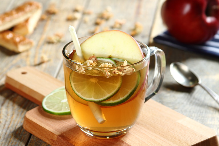 Herbata z trawą cytrynową i plastrem jabłka