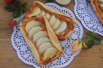 Francuskie ciastka z jabłkami i toffi
