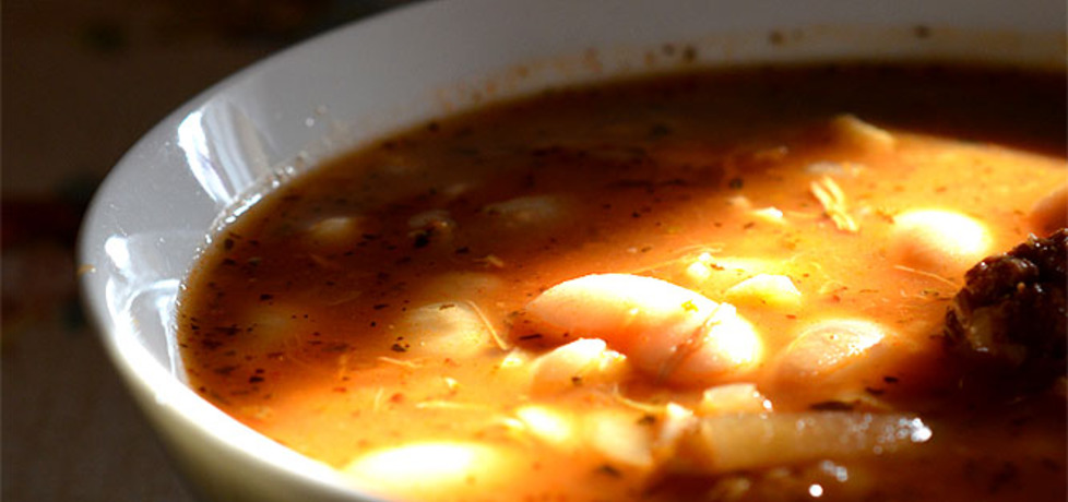 Rozgrzewająca zupa fasolowa na ostro