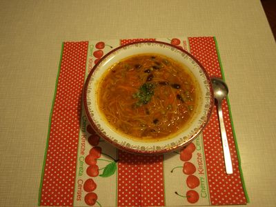 Zupa fasolowa z zielonym groszkiem i makaronem ryżowym