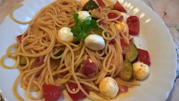 Przepis  spaghetti z warzywami i mozzarellą przepis