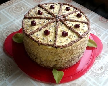 Urodzinowy tort czekoladowo – orzechowy w asyście wiśni i brzoskwiń
