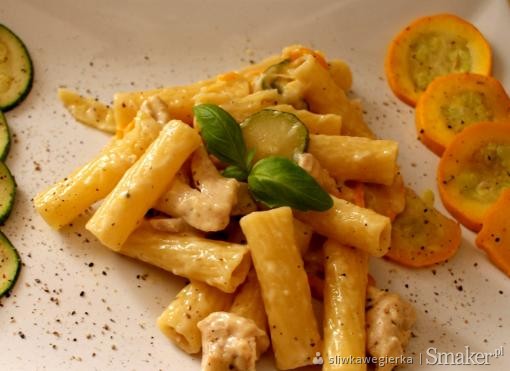 Makaron tortiglioni w sosie z cheddara