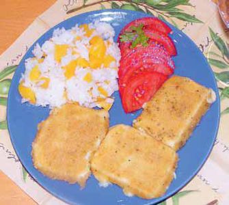 Kotlety serowe z ryżem i brzoskwiniami