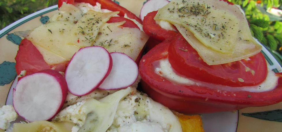 Grillowane łódeczki z papryki z farszem serowym i pomidorami