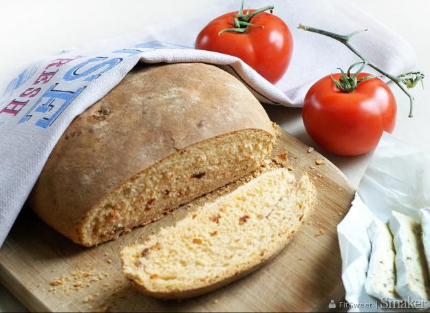 Prosty chleb z suszonymi pomidorami