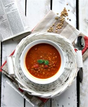 Zupa pomidorowa z soczewicą i masłem orzechowym